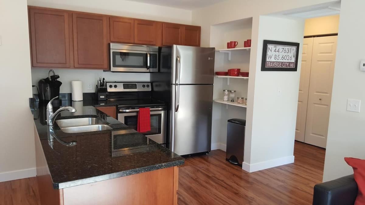 Modern And Pristine Condo -By The Gt Commons Traverse City Exteriör bild